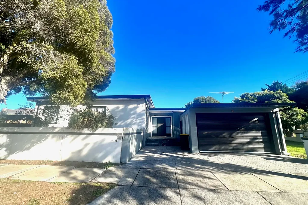 Stylish Family Home for Rent – Renovated, Spacious & Secure on Fox Street!