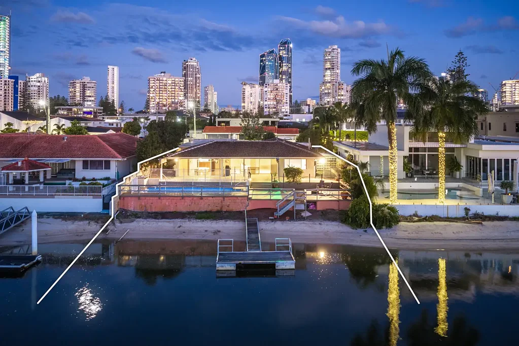 Surfers Paradise 4Moenga ATTENTION BUILDERS & DEVELOPERS - LOCATION, OPPORTUNITY, CAPRI SHOPS