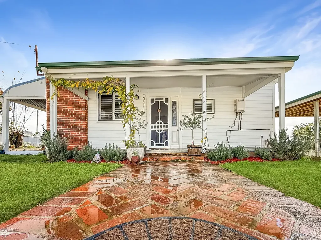 Young 2침실 Timeless Cottage Charm on Nearly an Acre in Town