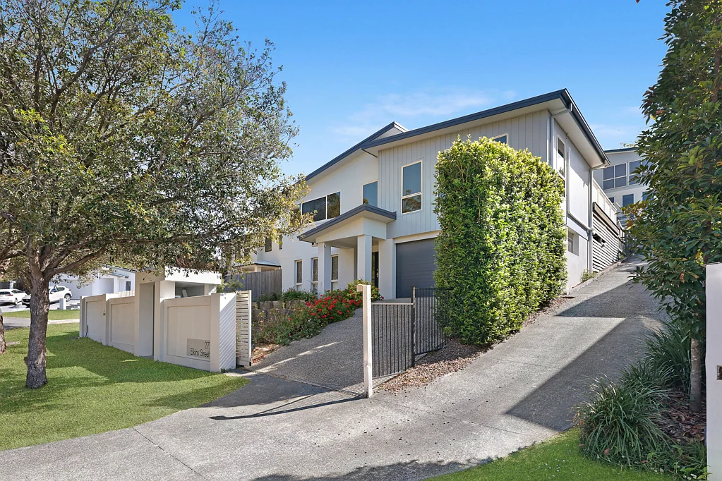 Pacific Pines 4ห้องนอน Character-Filled Split-Level Gem with Fireplace & Deck Access!