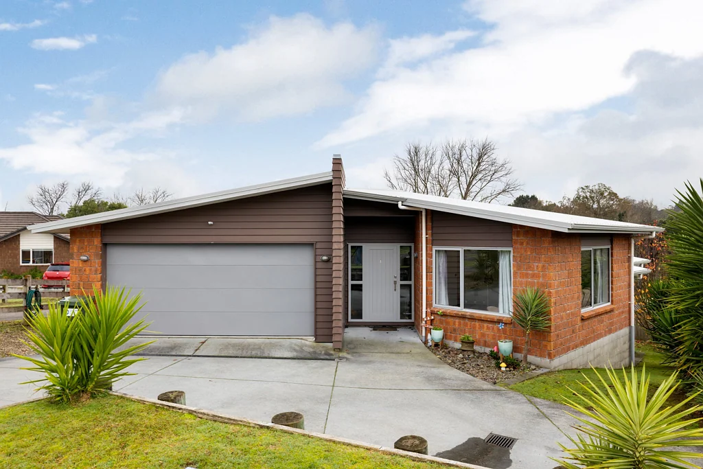 Cambridge 4Kwarto 4 beds 2 livings in late $900K's BARGAIN