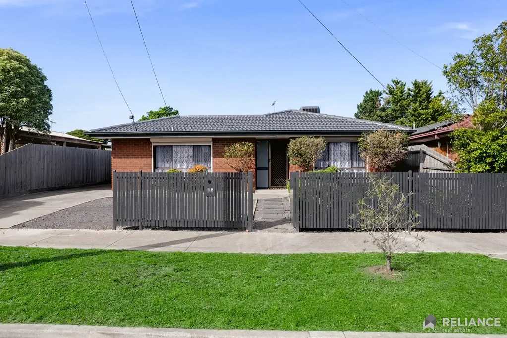 Werribee 3 Slaapkamer Renovated Family Living on 595m² with Side Access & Exciting Future Potential (STCA)