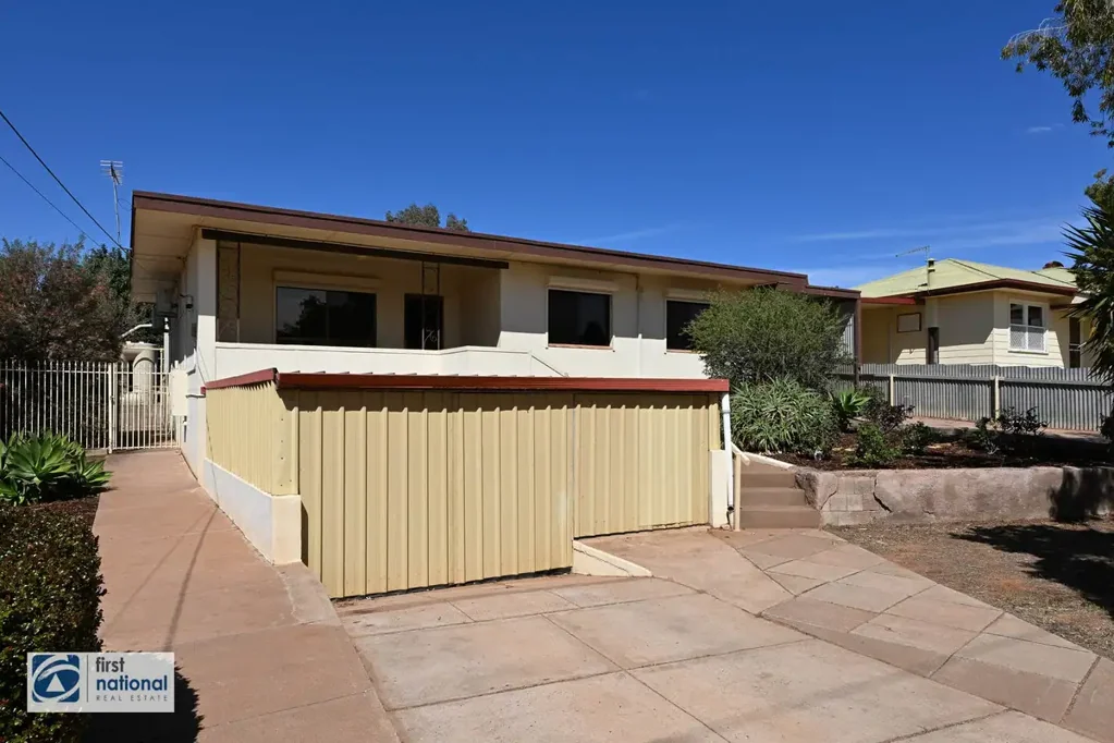 Port Augusta 3Kwarto ELEVATED DOUBLE-BRICK HOME ON A SUBSTANTIAL 1,187m² ALLOTMENT