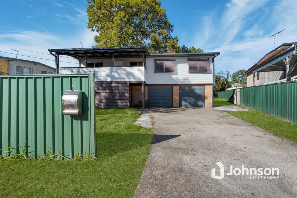 Crestmead 4 Bedroom Spacious Family Home with Side Access.