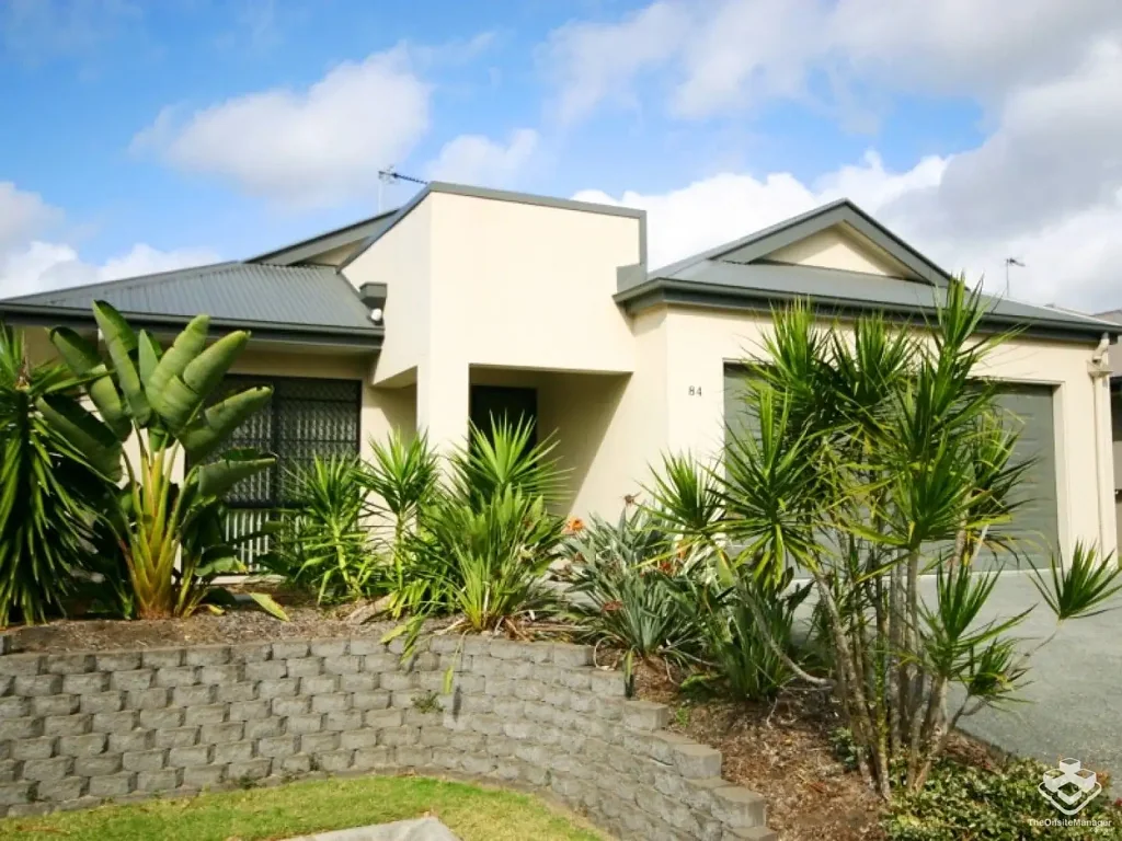 Luxury 4-Bedroom Family Home in Sanctuary Pines – Prime Hope Island Location