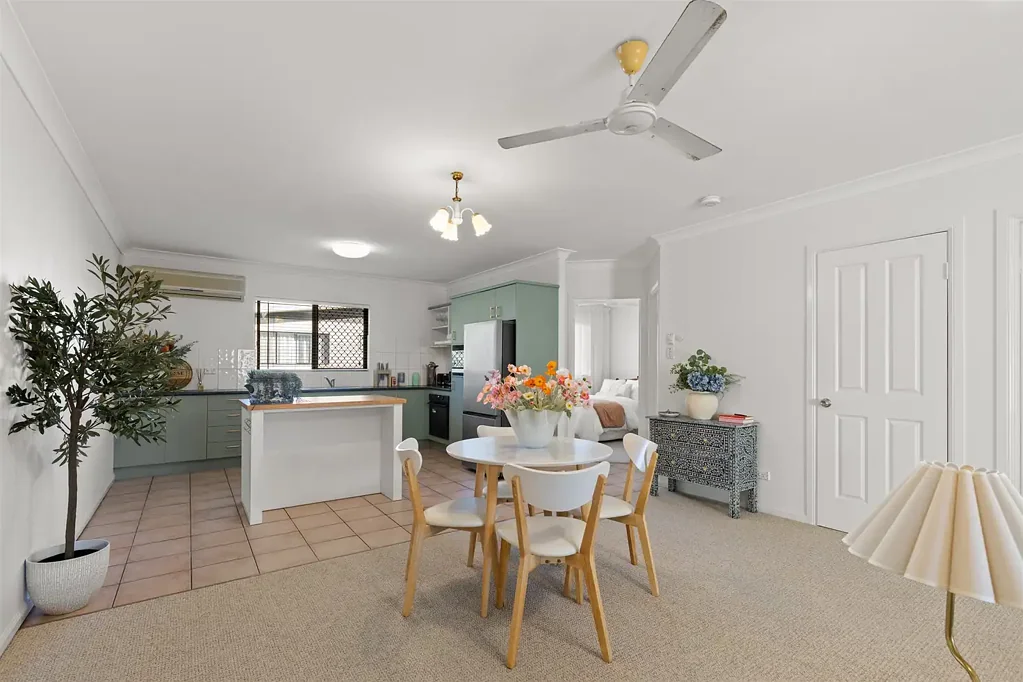 Clayfield 2房 Clayfield中心公寓 宽敞开放式布局 私人泳池阳台 设备齐全厨房 主卧带套间 浴室翻新 安全车库 低维护社区 步行火车站 近餐饮区 Spacious Apartment Living with Pool Views in the Heart of Clayfield
