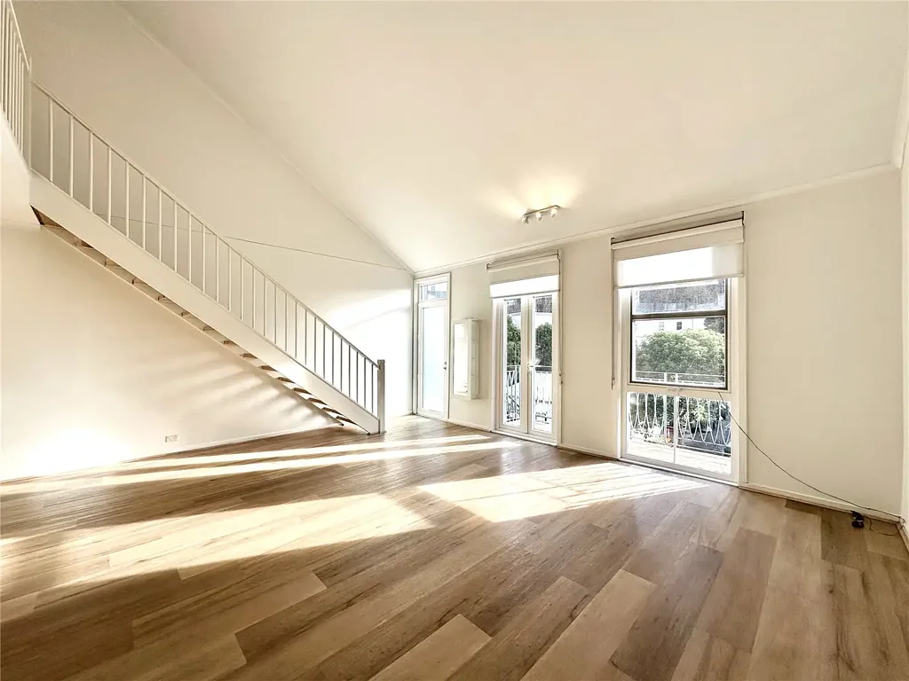 UNFURNISHED FLOORBOARD THREE BEDROOM APARTMENT IN SOUTHSIDE GARDENS - SOUTHBANK!!!