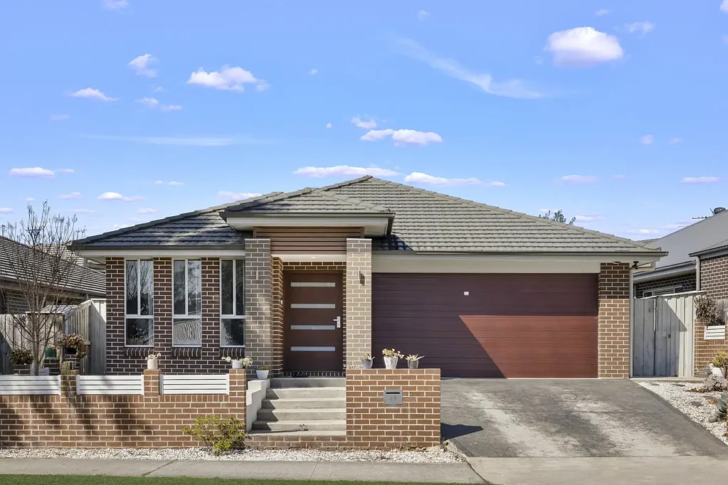 Airds 4房 Airds高增长区绝佳机会 - 现代家庭生活，配备6.6kW太阳能 Great Opportunity in High-Growth Airds - Modern Family Living with 6.6kW Solar