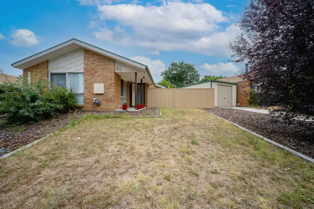 3 Bedroom Family living in a quiet loop street