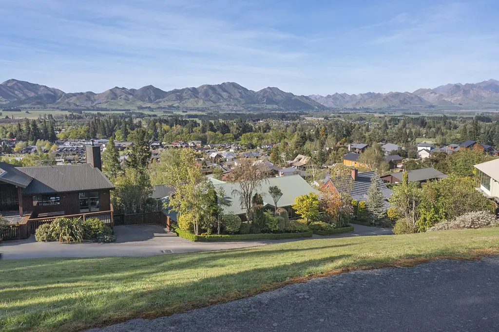 Hanmer Springs  Commanding Views Of Hanmer Village
