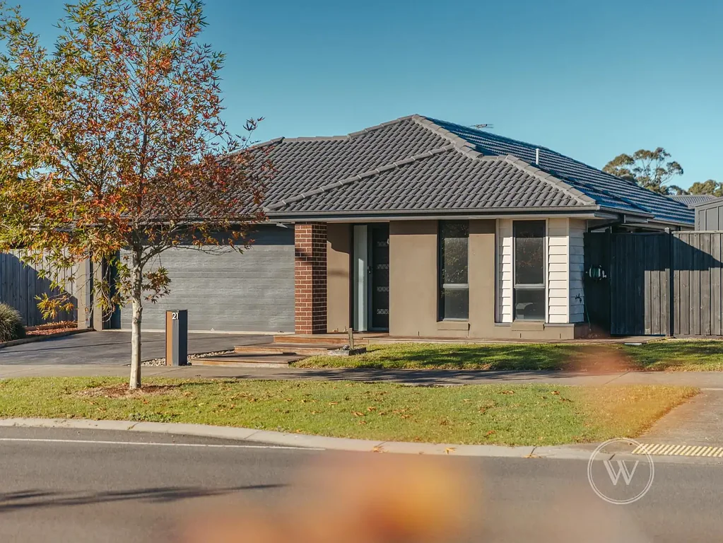 Warragul 4房  Modern Living with Backyard Shed