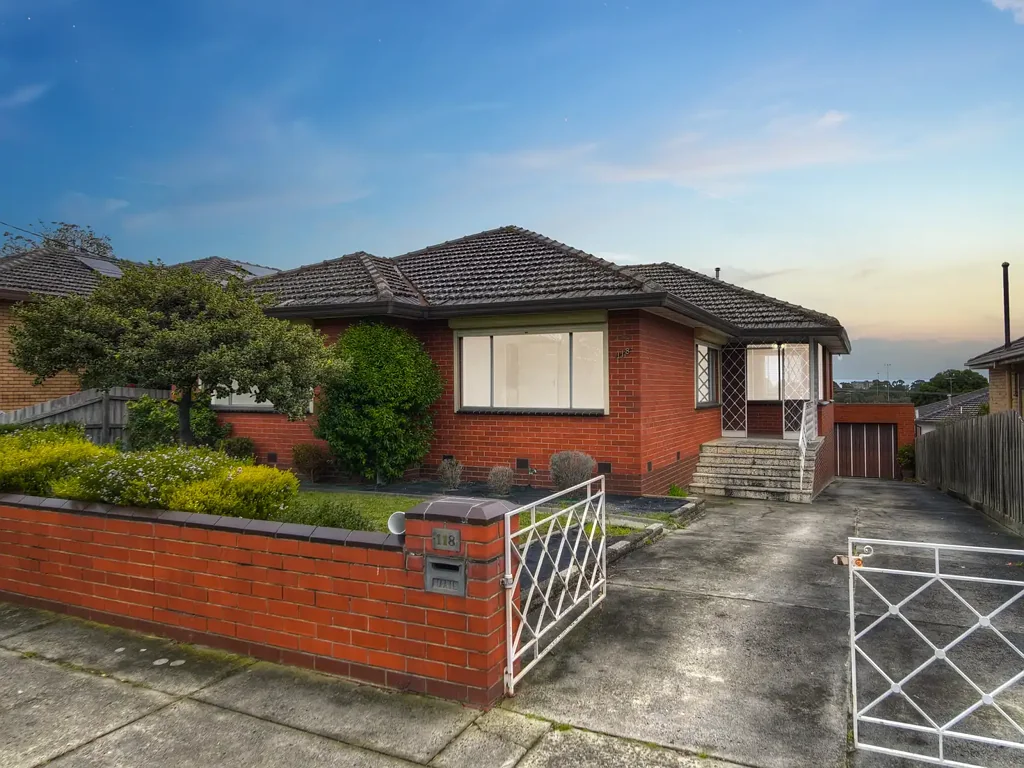Springvale 4Phòng ngủ Renovated Family Living with a Rare Basement, Studio & Endless Versatility