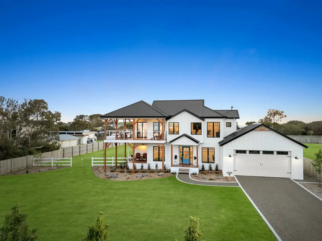 San Remo 4ਬੈੱਡਰੂਮ Elegant American Farmhouse with Captivating Bay Views