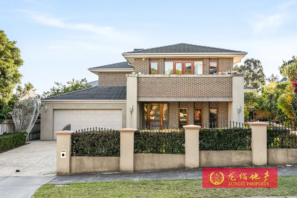 Glen Waverley 4房 地段热门，现代舒适，双校区内，四卧室套间，多休息区，开放式厨房，户外厨房，美丽后院，集中供暖，地理位置理想。 Elegant Family Living in Premium Dual School Zone