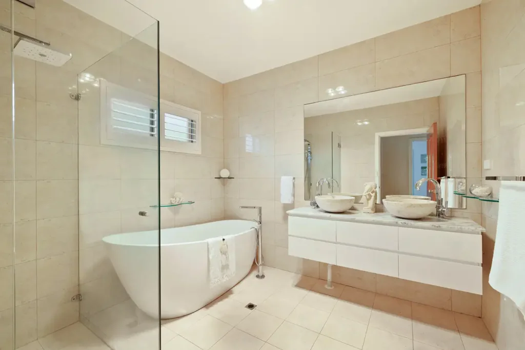 Avalon Beach 6 Bedroom Modern Family Living with Stylish Granny Flat in a Highly Sought-After Avalon Pocket