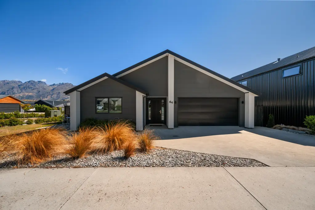 Jacks Point 5房  Home & Income on a large section!