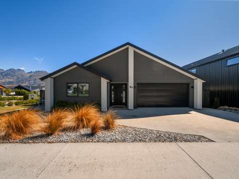 Jacks Point 5部屋 Striking Home & Income Opportunity!