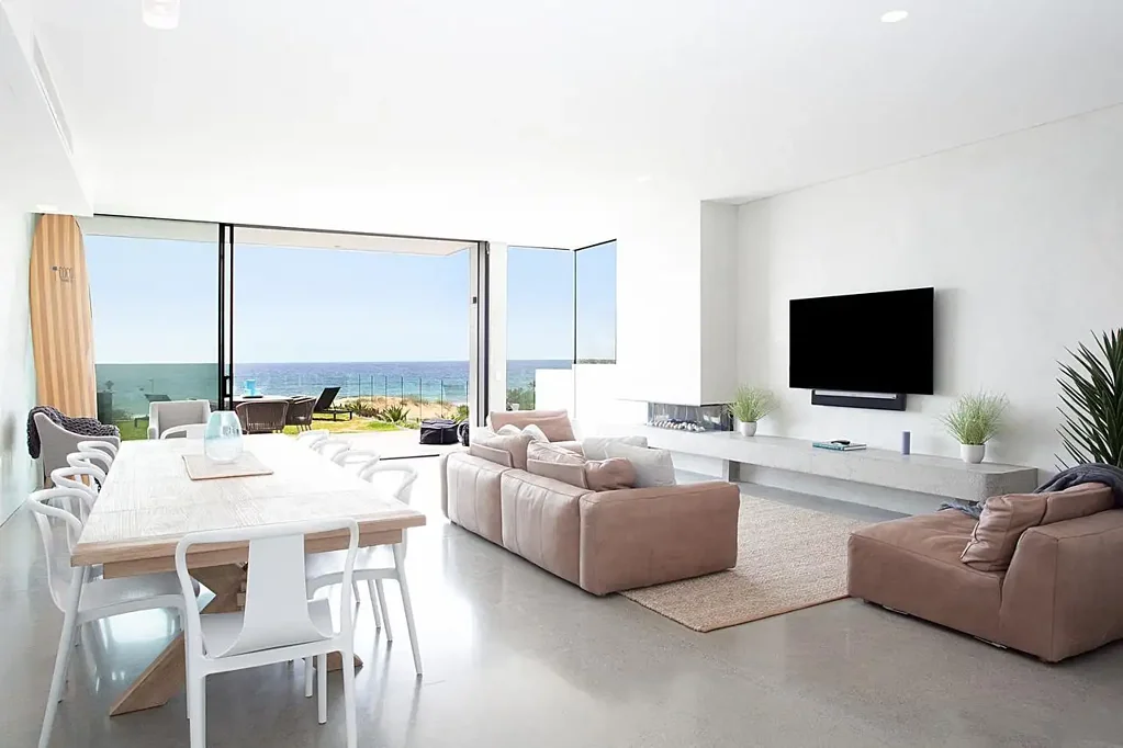 Beachfront Luxury House with Panoramic Ocean Views