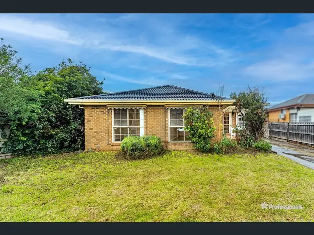 5 MINUTES WALK FROM CRAIGIEBURN PLAZA!