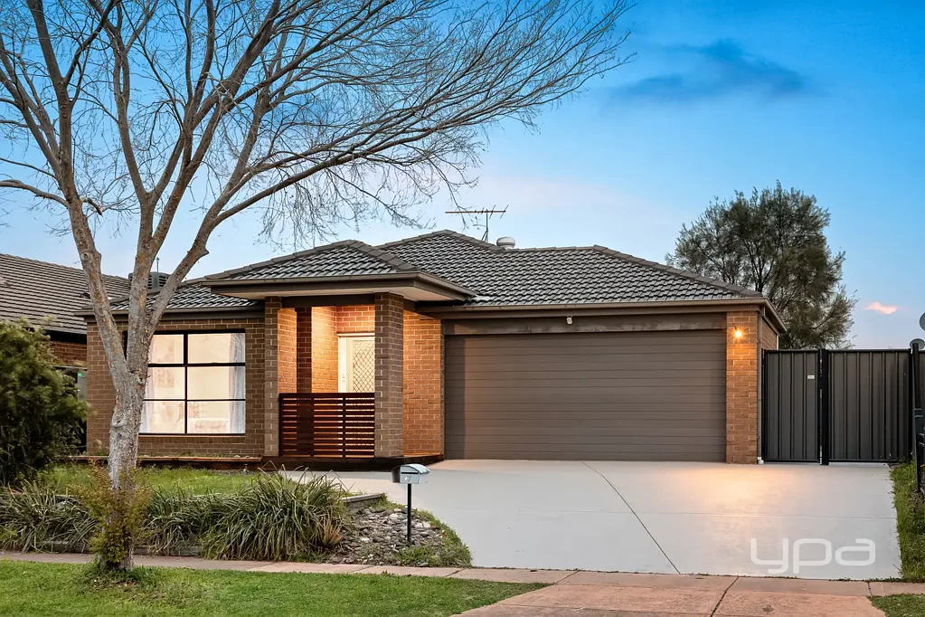 Point Cook 4房 时尚、宽敞、全年娱乐的卓越家庭生活！ Exceptional Family Living with Style, Space & Year-Round Entertaining !!