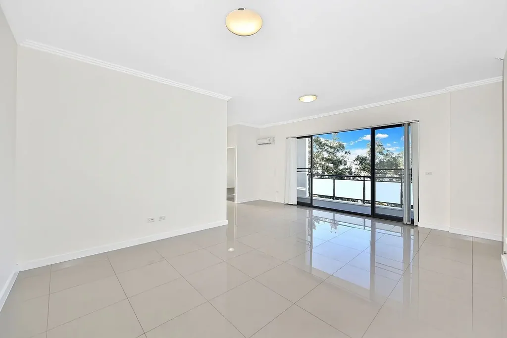 North Strathfield 2कमरा Modern Top-Floor Apartment in Prime Convenient Location (Entry and street parking on Young Street)