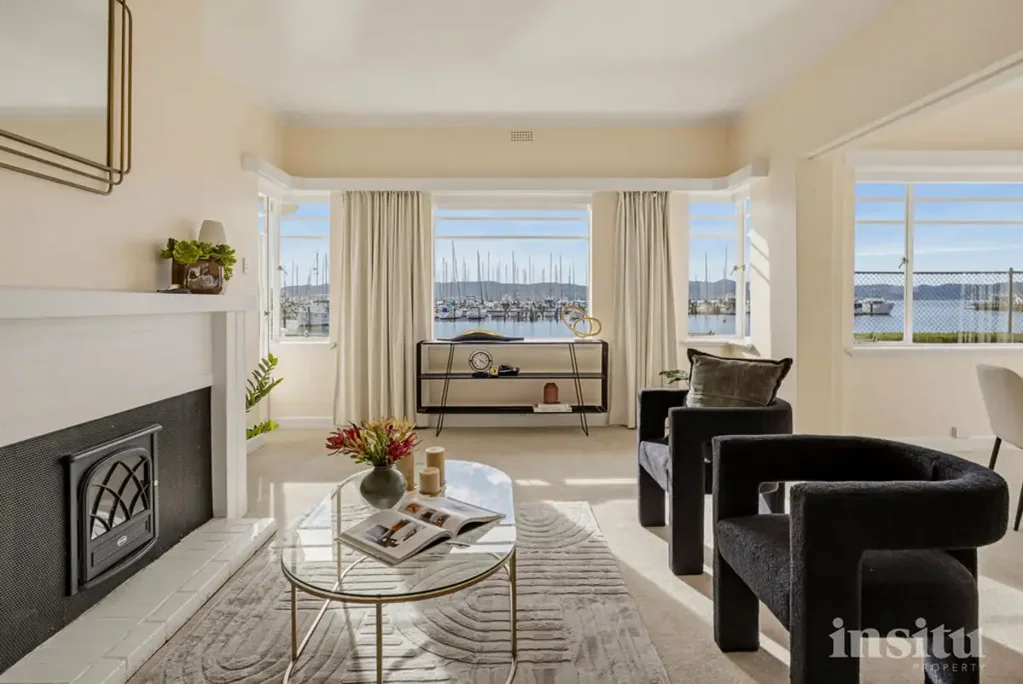 Sandy Bay 2房  Waterfront Living Overlooking the Derwent Sailing Squadron.