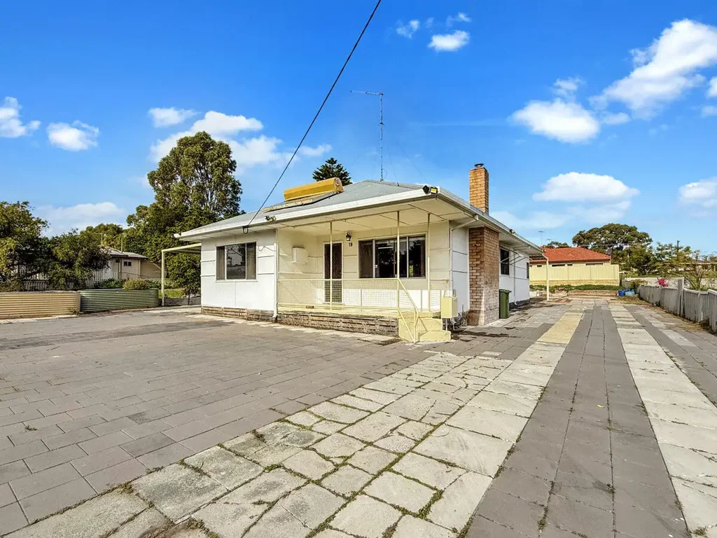 Huge Block with Plenty of Space Inside and Out!