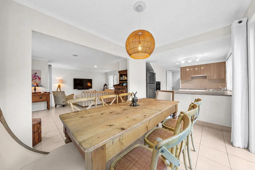 Surfers Paradise 3 Bedroom Unique Low Maintenance Home with Four Off-Street Parks
