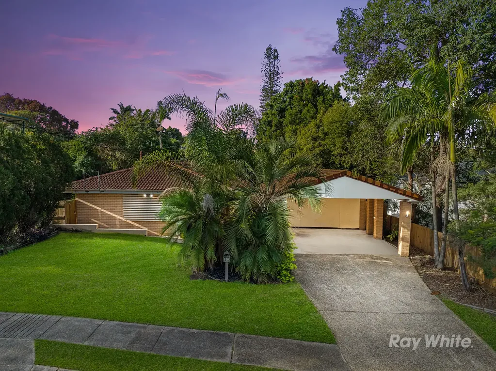 Daisy Hill 3બેડરૂમ Modern Home With Refreshed Interiors, Great Location, Alfresco Area, 2 Living Zones with Value-Add Potential
