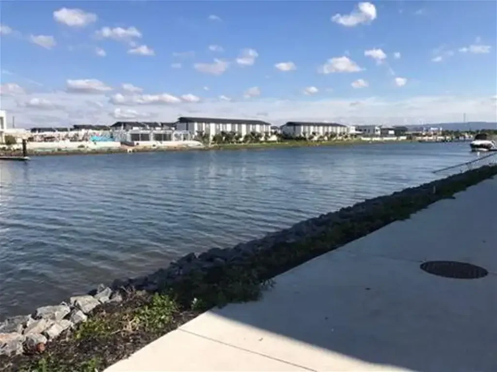 River View Quality 3 Bedroom 2 Bathroom Townhouse Perfect Location
