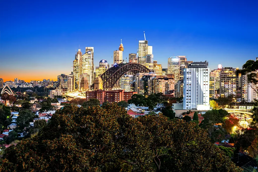 Neutral Bay 2房 标志性Gruzman设计 海港景观无遮挡 歌剧院大桥尽览 高天花板采光充沛 现代厨房木地板 学区房步行商圈 高速路静音保护 带遮盖停车位 Prime position, pedigree and panoramic Harbour and city views