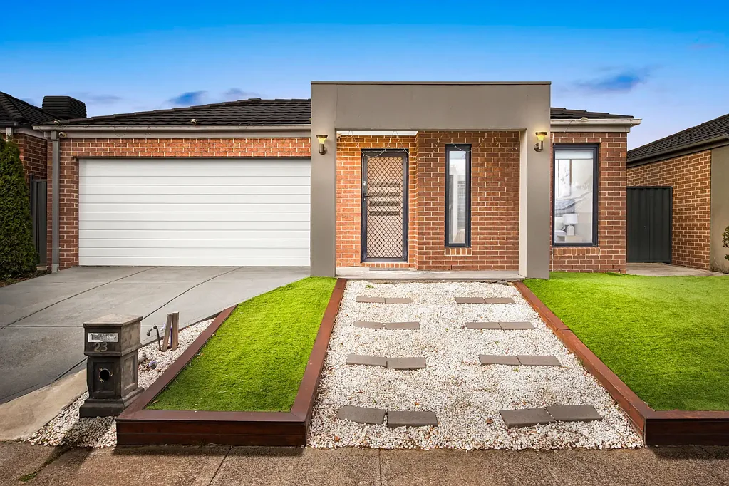 Manor Lakes 4Habitaciones Move-In Ready Family Home with Solar, Refrigerated Comfort & Low-Maintenance Living