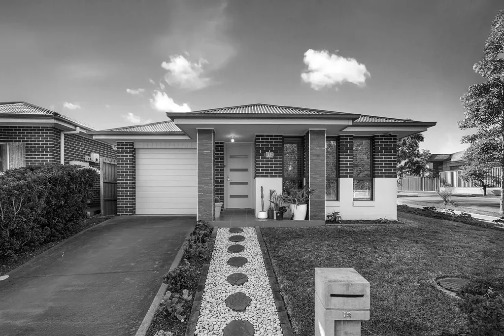 19 Edgewater Drive, Glenmore Park, NSW 2745