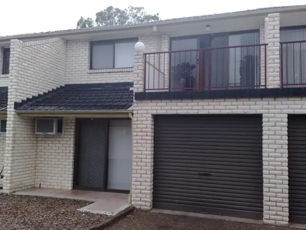 Tidy Townhouse with Courtyard