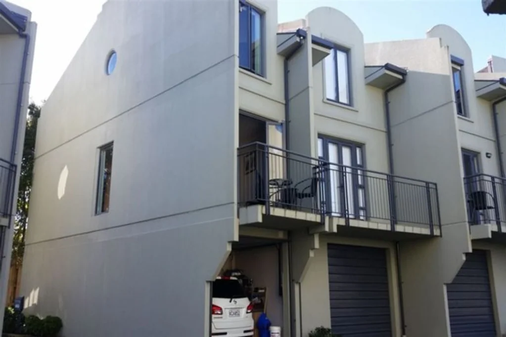 Modern 3-Bedroom End House with Balcony