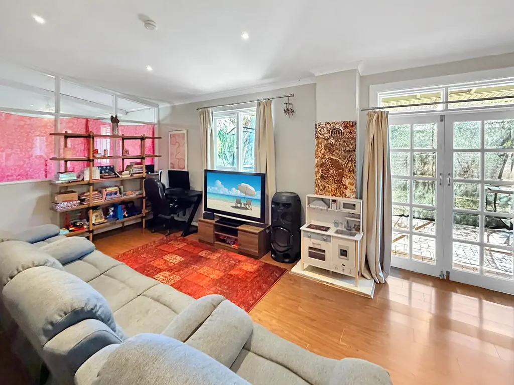 Gillen 3房  Dual Income Opportunity on a Generous 1,120m² Block