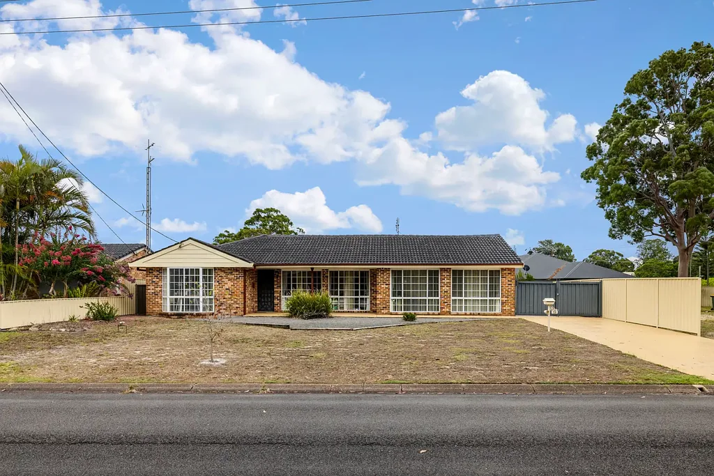 Tanilba Bay 5 Bedroom Spacious Family Living with Strong Rental Returns