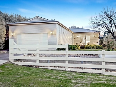 Bunyip 4房  Character, Charm & Exceptional Family Living on 1,012m²