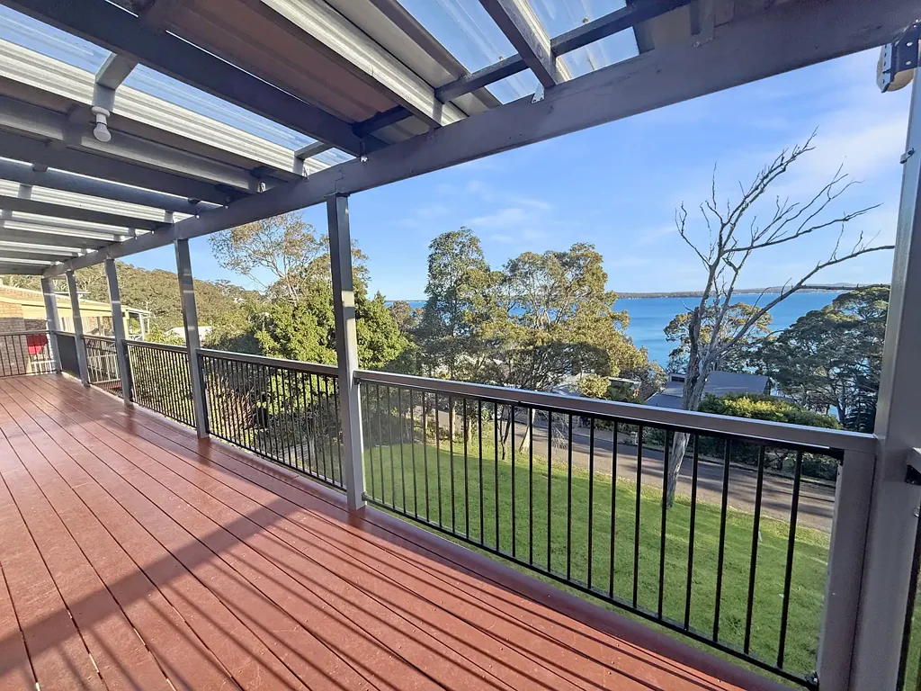 SPACIOUS FAMILY HOME WITH LAKE VIEWS IN A PRIME WANGI WANGI LOCATION