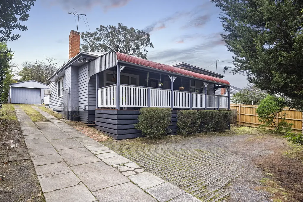 Ferntree Gully 3房 永恒魅力，灵活生活空间与卓越户外区域 Timeless Charm, Flexible Living and Exceptional Outdoor Space