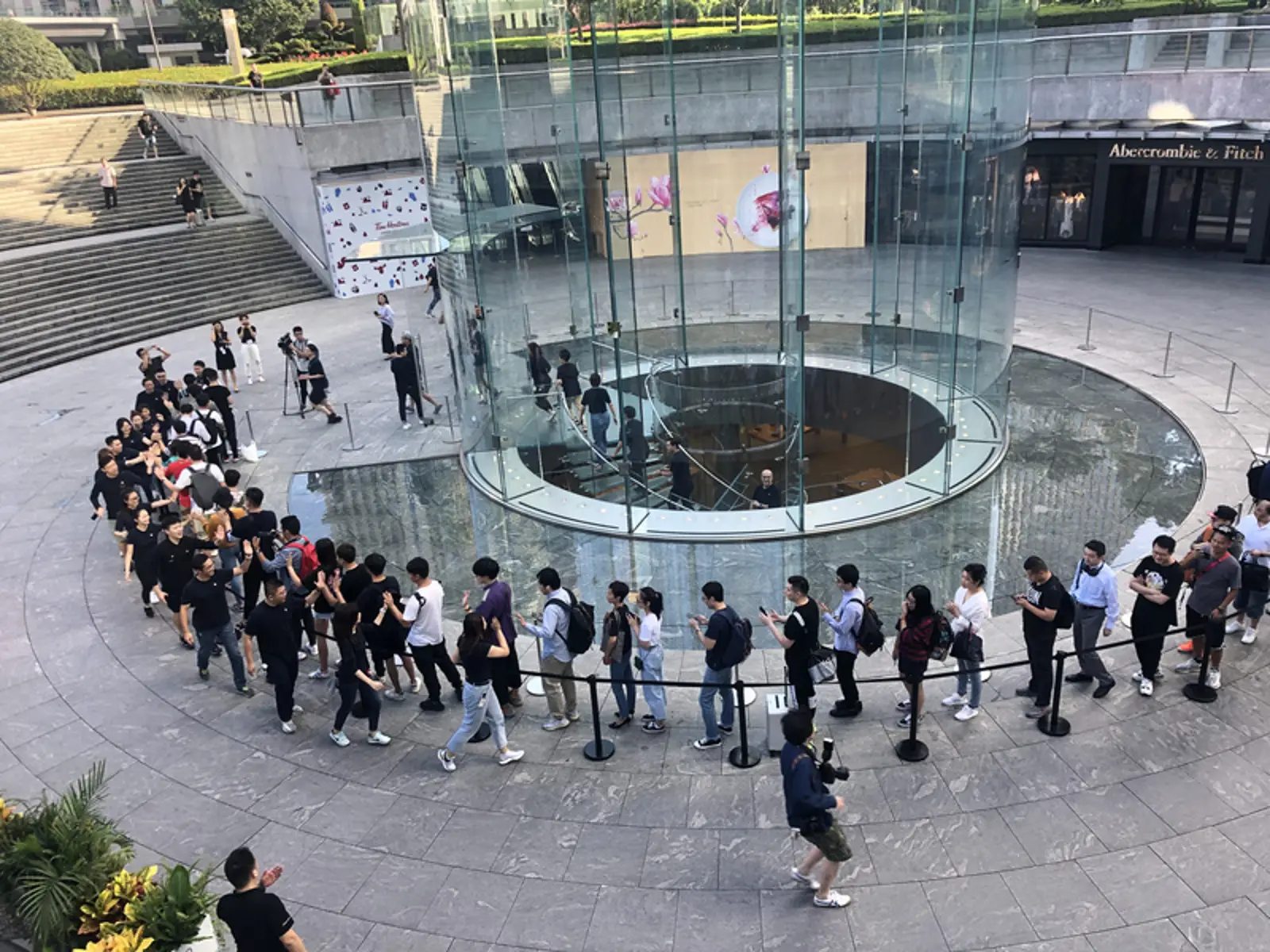 直击新款iPhone发售现场：11 Pro暗绿最受欢迎，黄牛市场加价千元