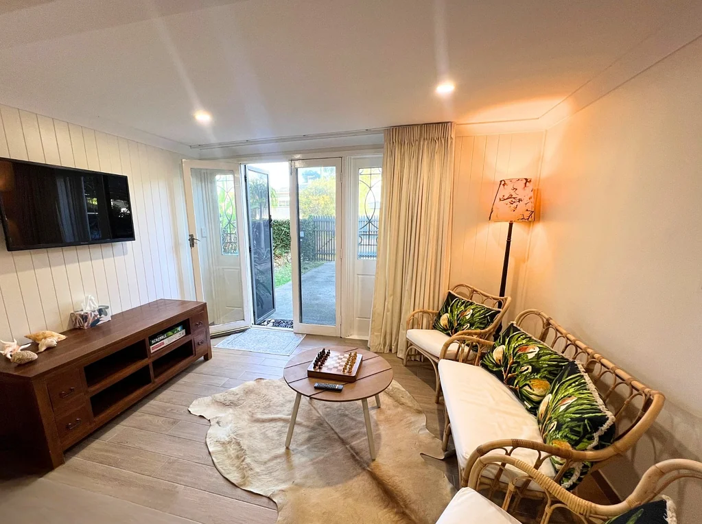Downstairs Unit in Central Redcliffe - 1 minute from Suttons Beach!