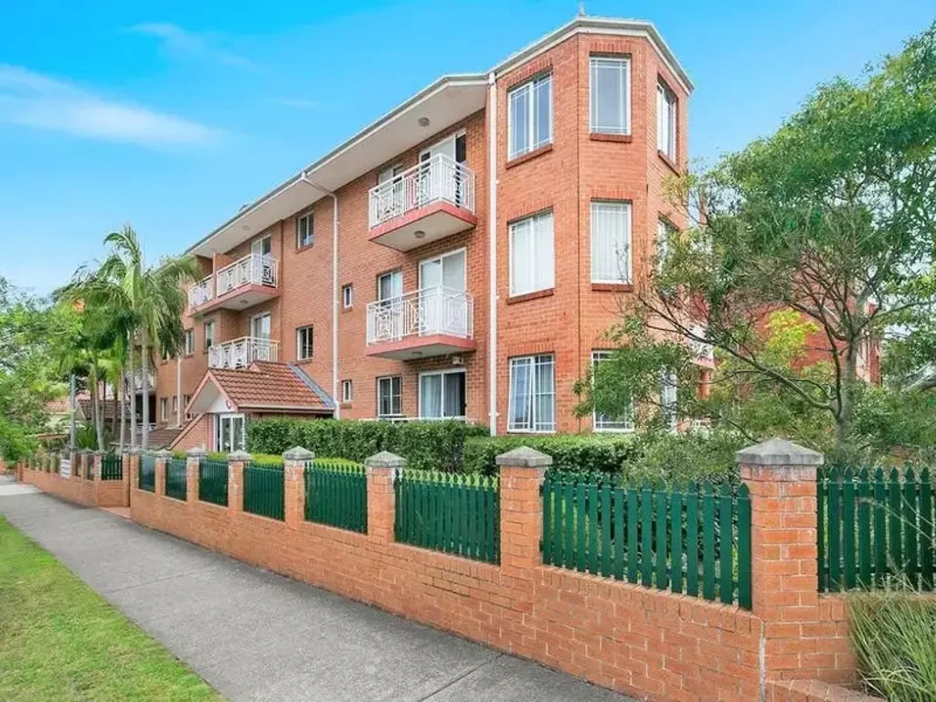 BRIGHT TWO BEDROOM APARTMENT LOCATED IN THE HEART OF KINGSFORD