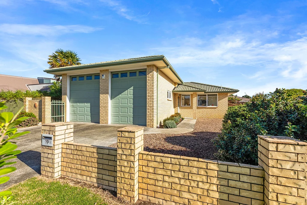 Papamoa 3Kwarto Extra height garaging and so much more!