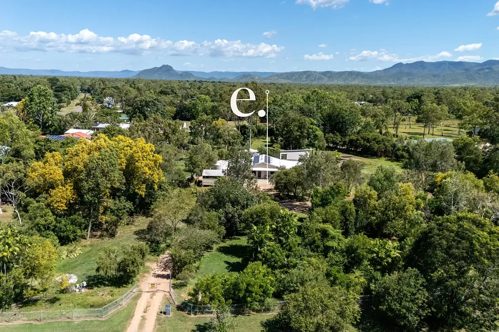 Kelso 3房  Acreage Perfection: Pool, Massive Sheds, and Room to Roam!