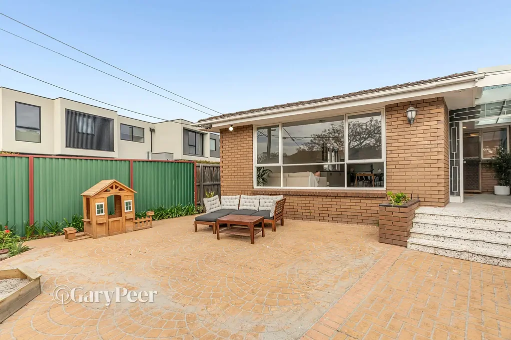 Caulfield South 3房 时尚的避风港，坐拥优越地段 A stylish sanctuary in a prized position