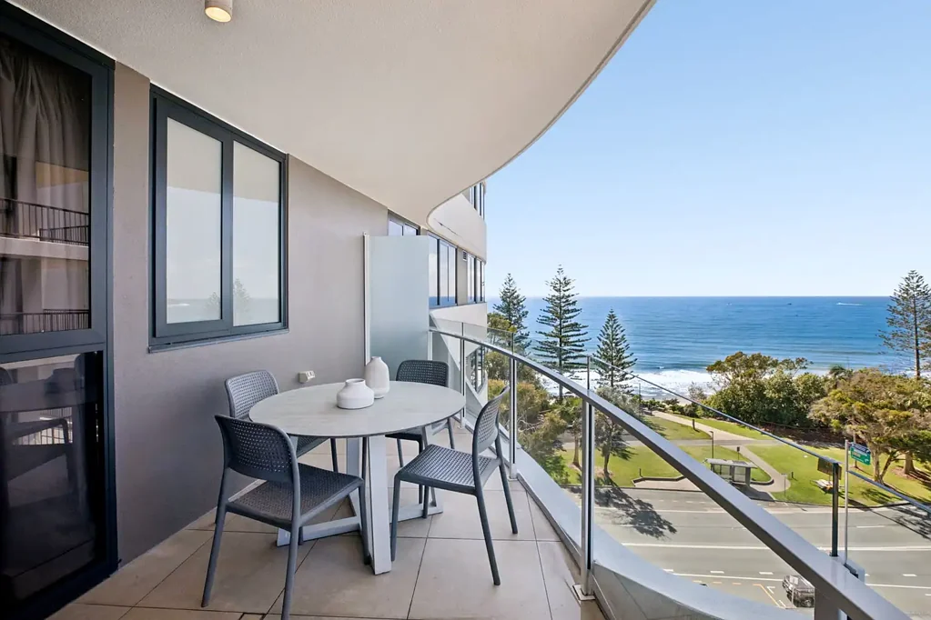 Mooloolaba 2कमरा Elevated Coastal Luxury with Mooloolaba Ocean Views