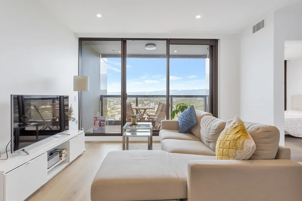 IMMACULATE FURNISHED APARTMENT WITH STUNNING VIEWS!