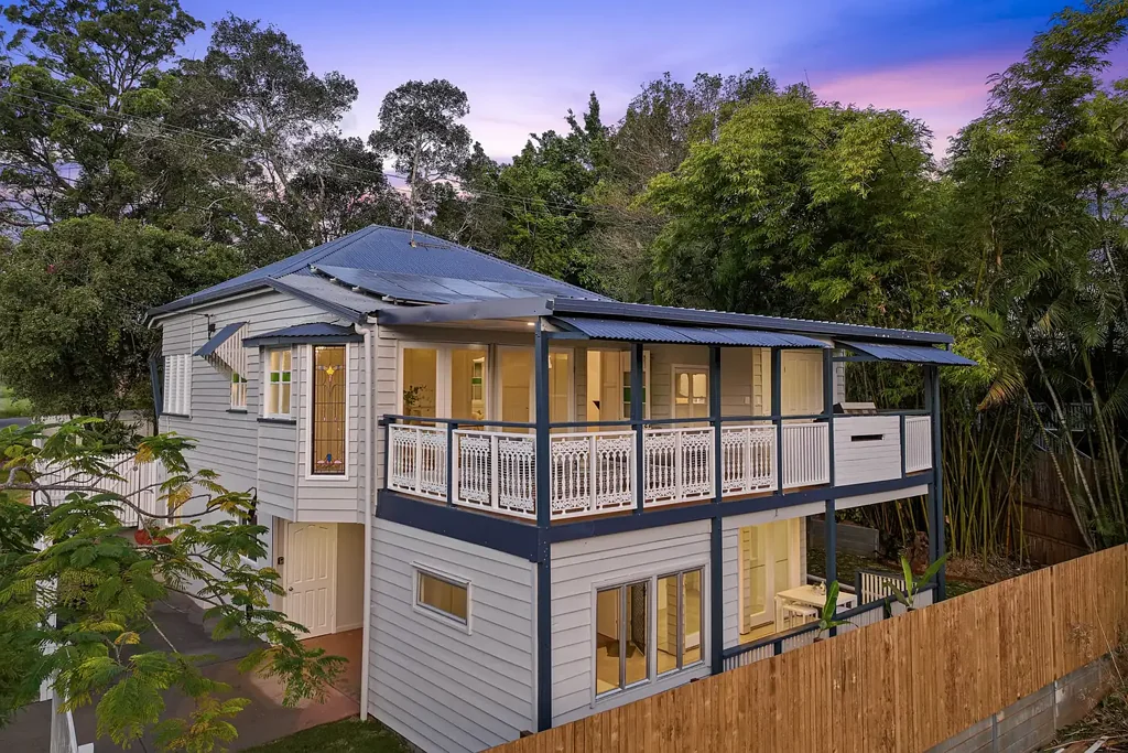 Woombye 5Zimmer Behind the White Picket Fence. A Stunning Family Queenslander