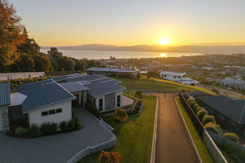 Waipahihi 3房  Elevated Living with Lake Taupo Views